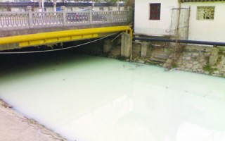 南京一河道現(xiàn)神秘污水似牛奶 環(huán)保局正調(diào)查(圖)